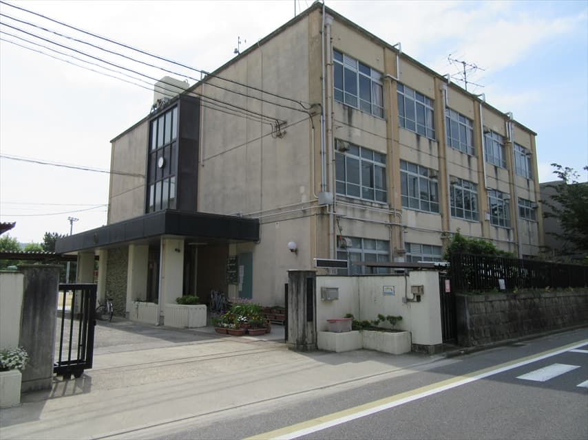 京都市立葵小学校の正門と校舎外観