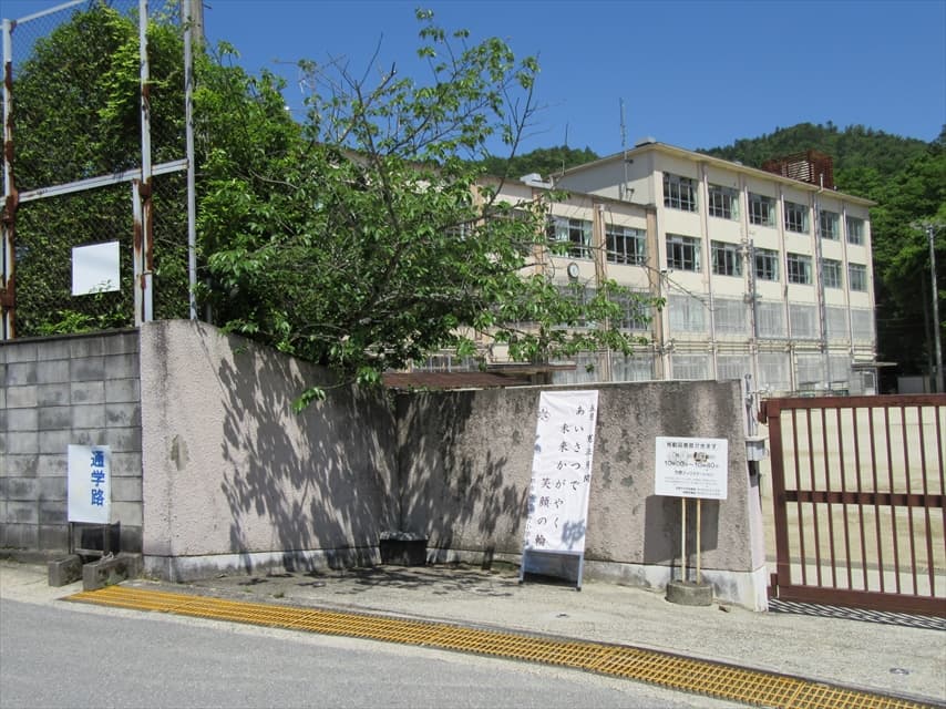 京都市立市原野小学校の校舎と正門