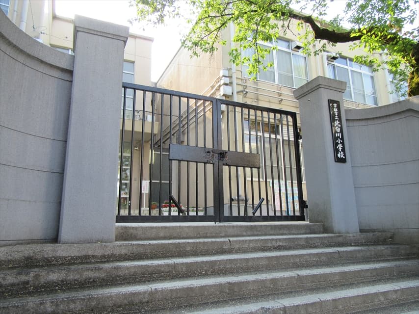 京都市立北白川小学校の正門