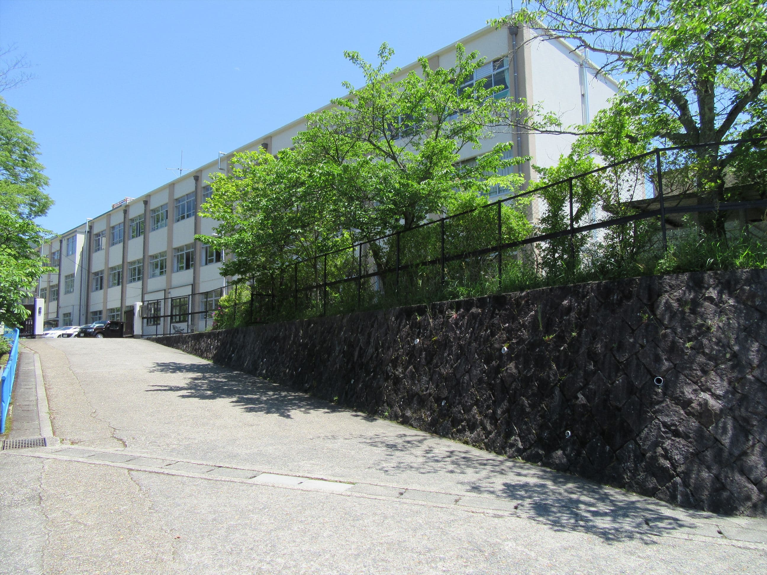 京都市立岩倉北小学校の正門と校舎外観