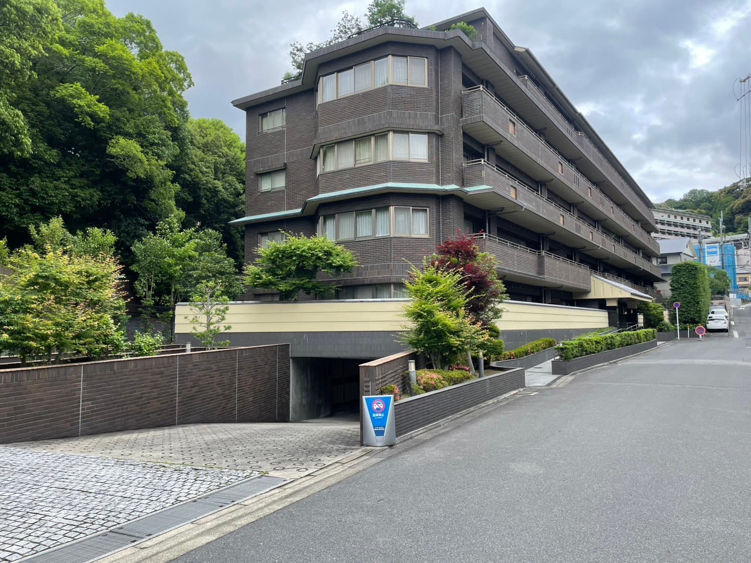 ファミールグラン岡崎東山荘｜蹴上駅徒歩5分、歴史ある岡崎の街並みに溶け込む落ち着いた外観