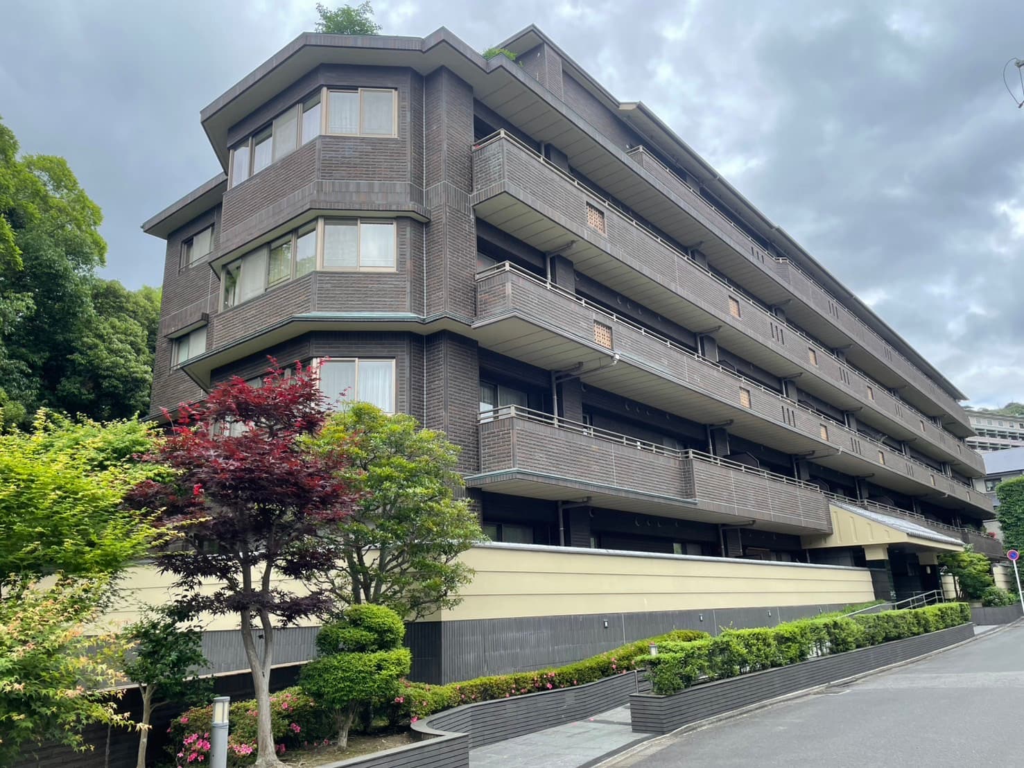 ファミールグラン岡崎東山荘｜蹴上駅徒歩5分、歴史ある岡崎の街並みに溶け込む落ち着いた外観