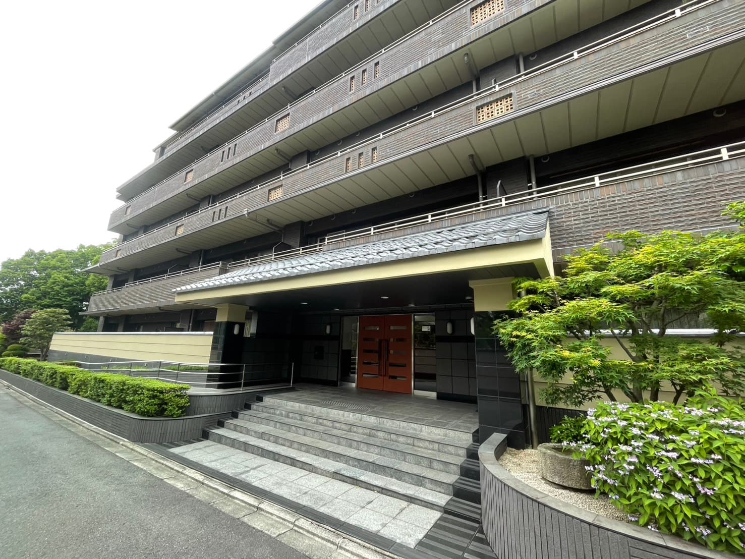ファミールグラン岡崎東山荘｜蹴上駅徒歩5分、歴史ある岡崎の街並みに溶け込む落ち着いた外観