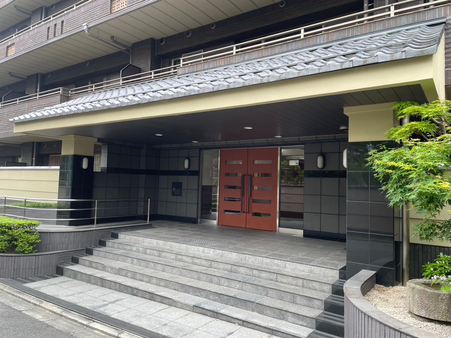 ファミールグラン岡崎東山荘｜蹴上駅徒歩5分、歴史ある岡崎の街並みに溶け込む落ち着いた外観