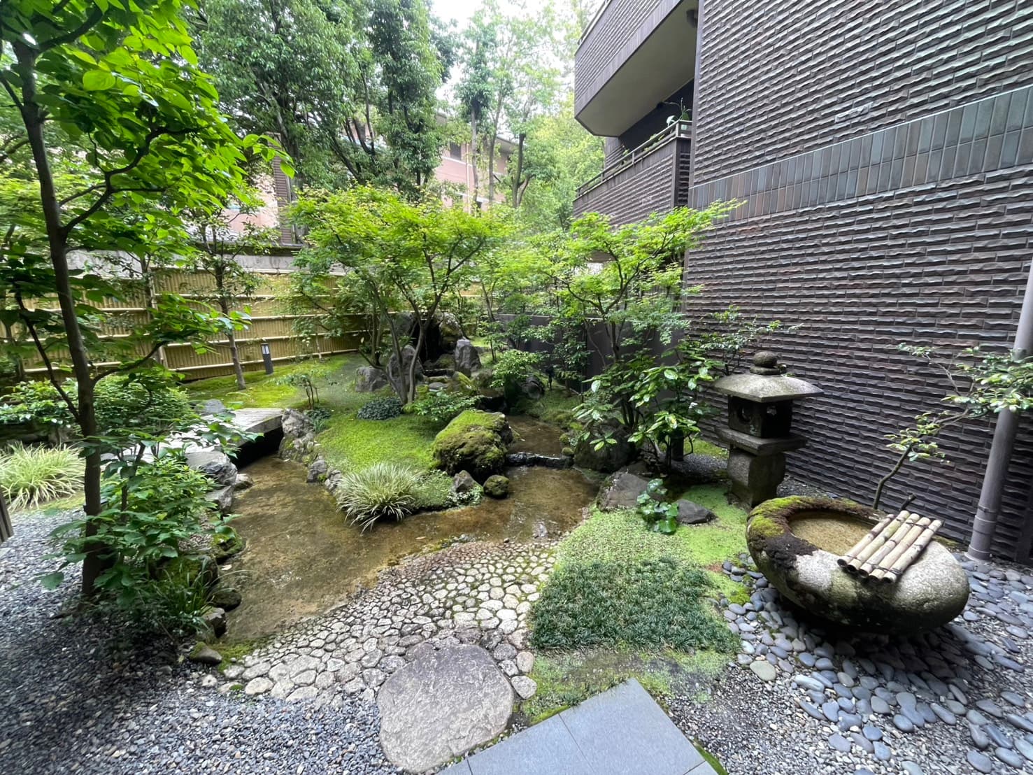 ファミールグラン岡崎東山荘｜蹴上駅徒歩5分、歴史ある岡崎の街並みに溶け込む落ち着いた外観