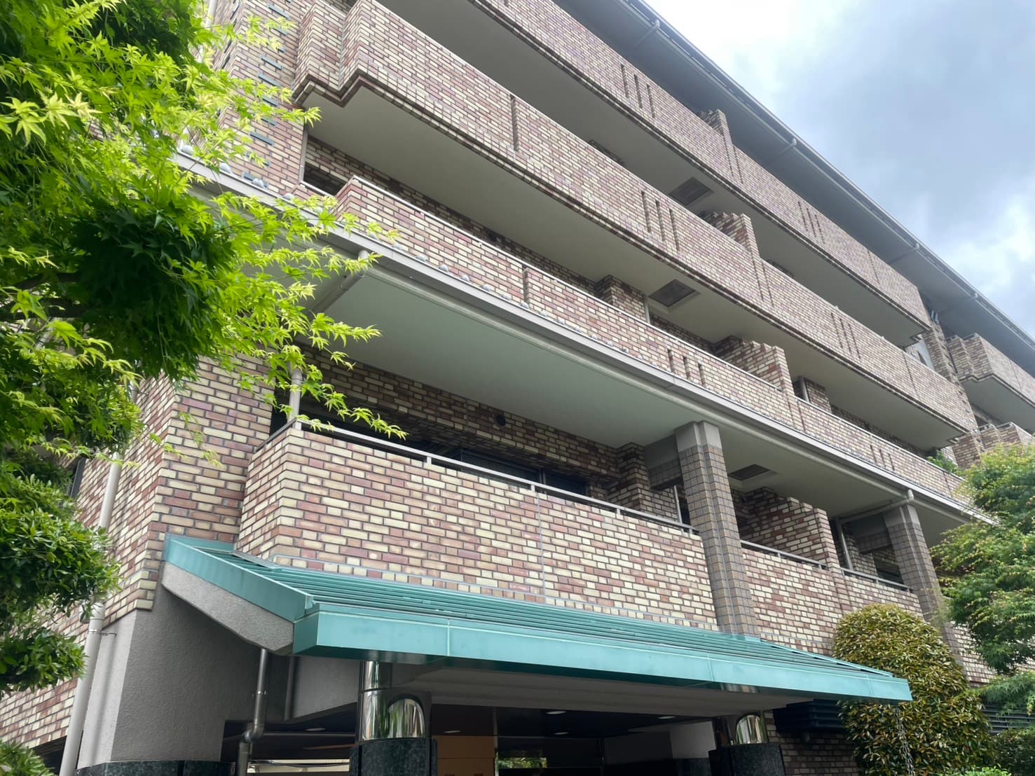 グランドヒルズ岡崎神宮道の全体外観。タイルと大理石で構成された高級感ある地上5階建てマンション