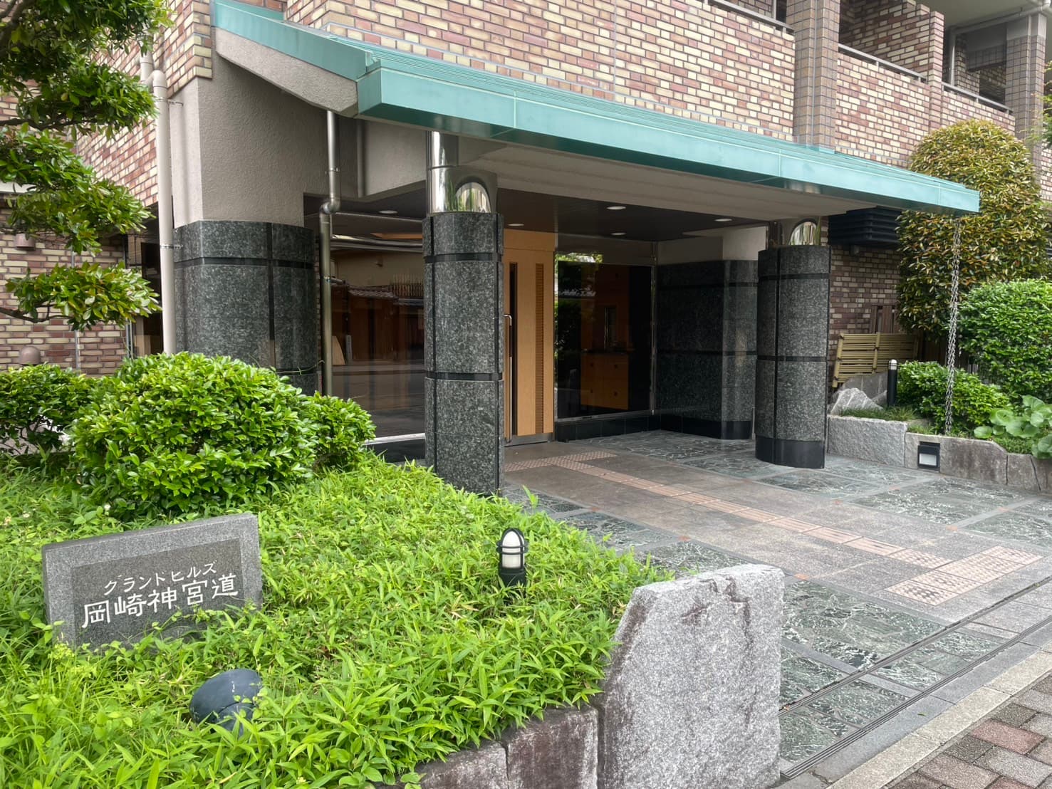 グランドヒルズ岡崎神宮道の全体外観。タイルと大理石で構成された高級感ある地上5階建てマンション