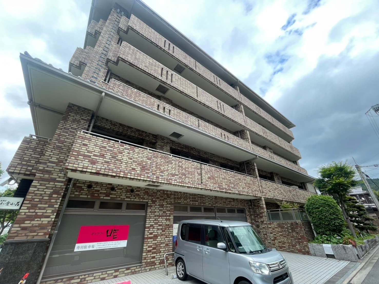 グランドヒルズ岡崎神宮道の全体外観。タイルと大理石で構成された高級感ある地上5階建てマンション