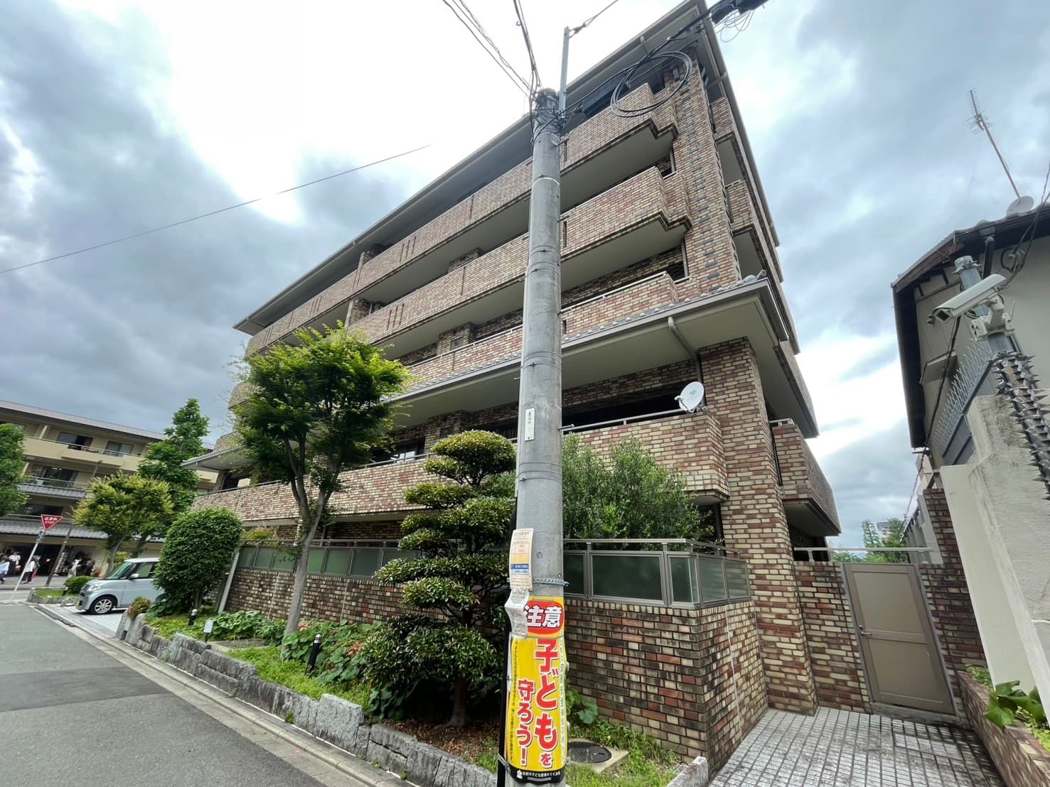 グランドヒルズ岡崎神宮道の全体外観。タイルと大理石で構成された高級感ある地上5階建てマンション