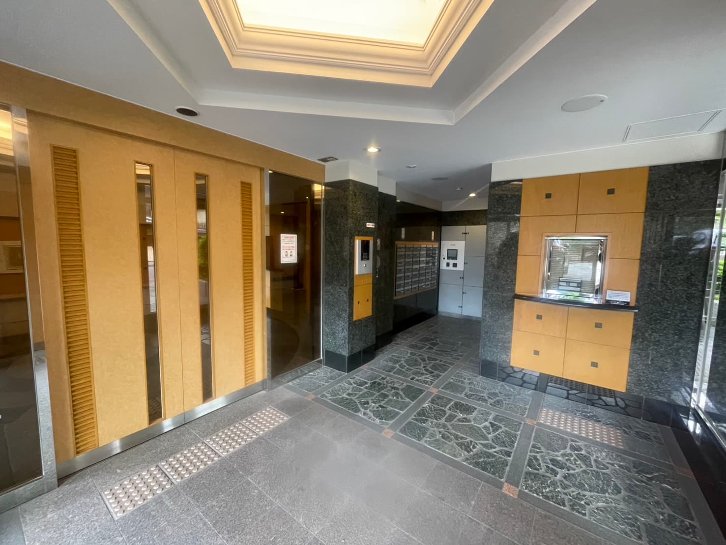 グランドヒルズ岡崎神道のエントランス。オートロックが設置された高級感ある入り口。