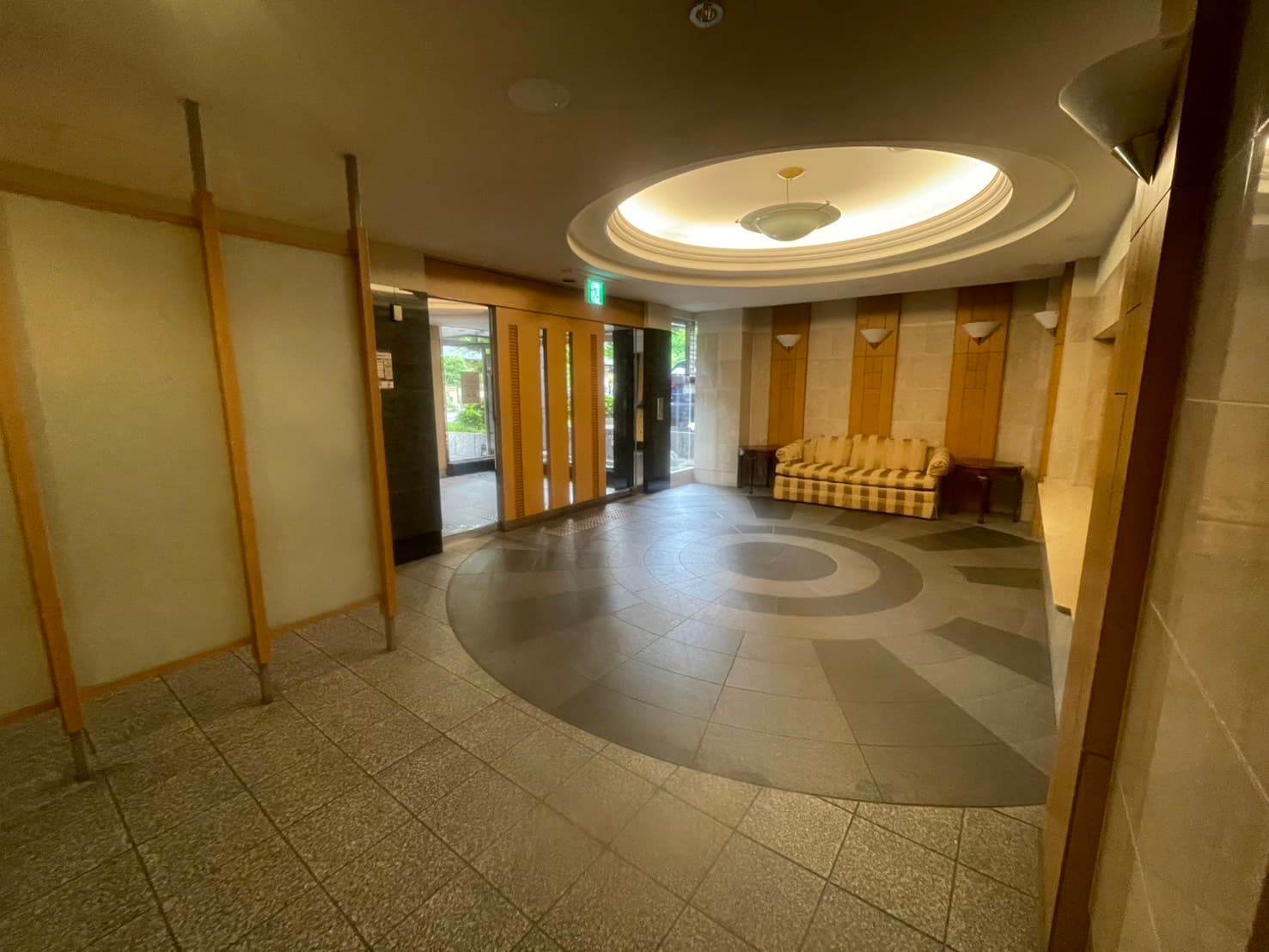 グランドヒルズ岡崎神道のエントランス。オートロックが設置された高級感ある入り口。