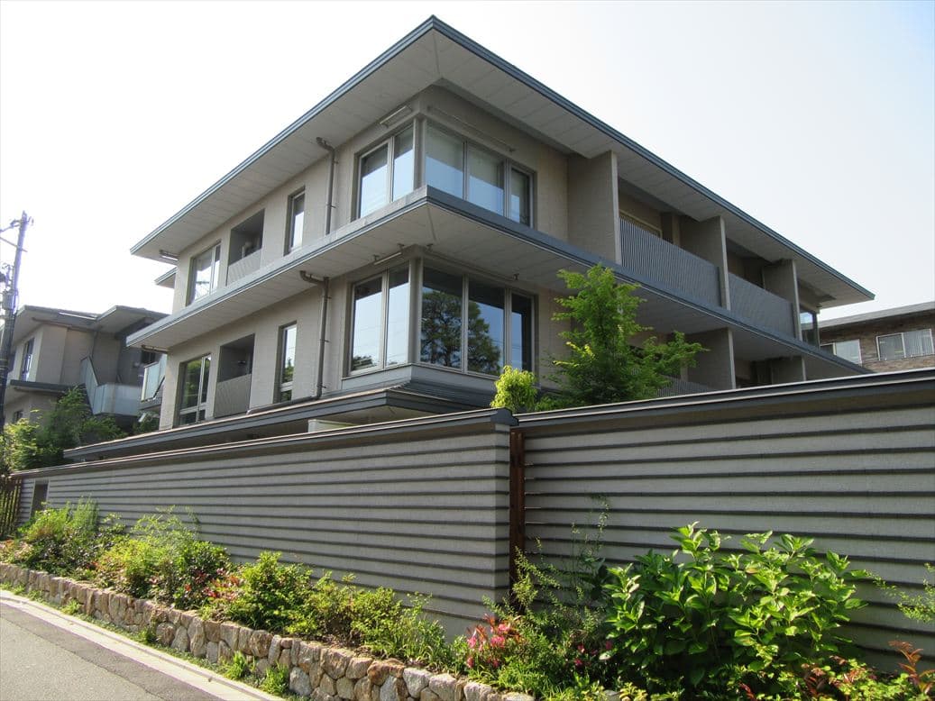 グランドメゾン京都岡崎 外観｜和風モダンなタイル貼りで落ち着いた佇まい