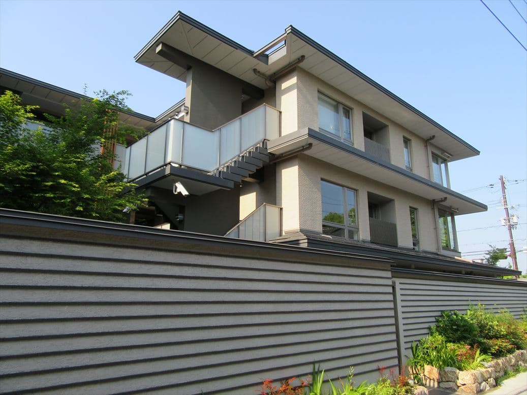 グランドメゾン京都岡崎 外観｜和風モダンなタイル貼りで落ち着いた佇まい