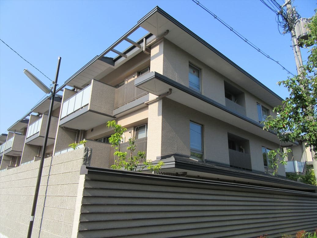 グランドメゾン京都岡崎 外観｜和風モダンなタイル貼りで落ち着いた佇まい