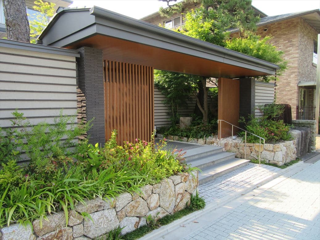 グランドメゾン京都岡崎 外観｜和風モダンなタイル貼りで落ち着いた佇まい