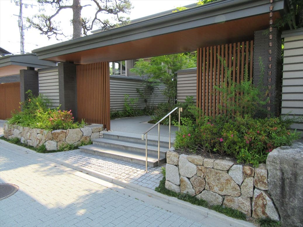 グランドメゾン京都岡崎 外観｜和風モダンなタイル貼りで落ち着いた佇まい