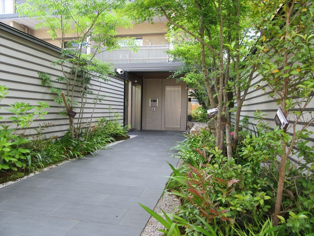 グランドメゾン京都岡崎 外観｜和風モダンなタイル貼りで落ち着いた佇まい