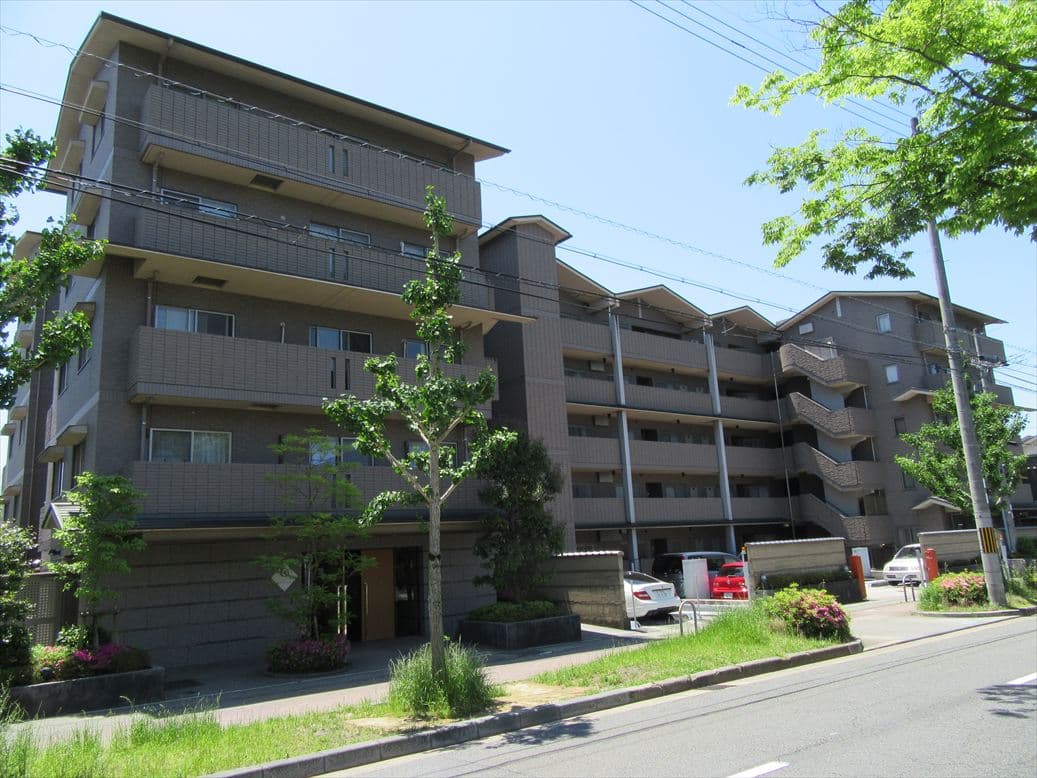 京都市左京区リソシエ宝ヶ池の外観 国際会館駅徒歩6分のベージュタイル貼りマンション