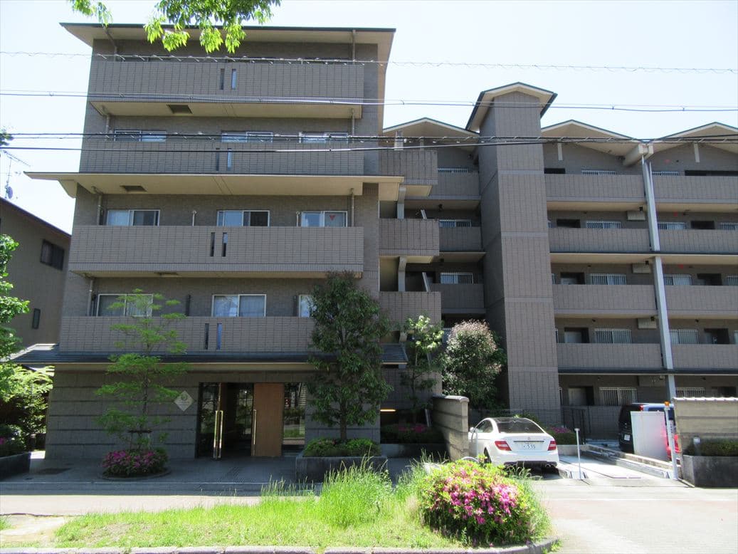 京都市左京区リソシエ宝ヶ池の外観 国際会館駅徒歩6分のベージュタイル貼りマンション