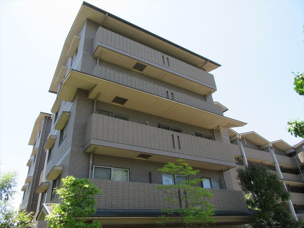 京都市左京区リソシエ宝ヶ池の外観 国際会館駅徒歩6分のベージュタイル貼りマンション