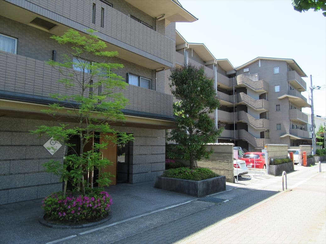 京都市左京区リソシエ宝ヶ池の外観 国際会館駅徒歩6分のベージュタイル貼りマンション