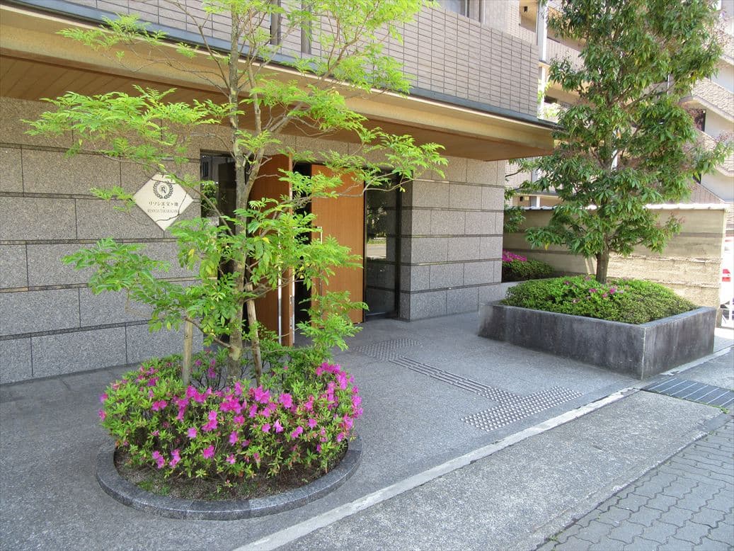 京都市左京区リソシエ宝ヶ池の外観 国際会館駅徒歩6分のベージュタイル貼りマンション