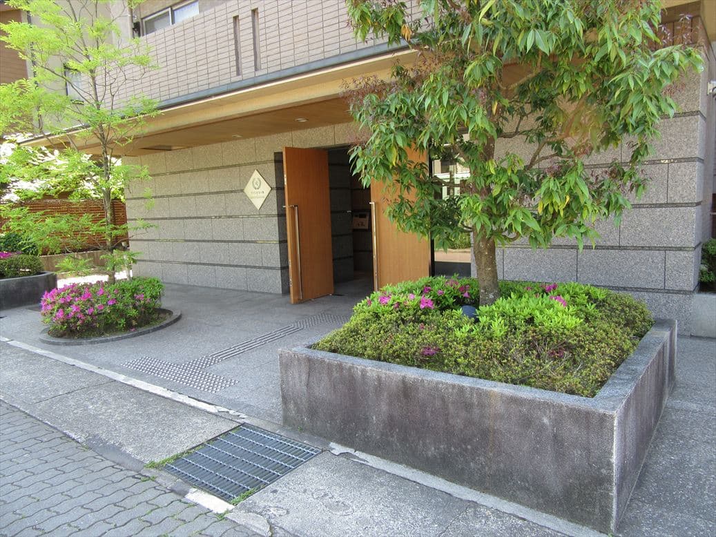 京都市左京区リソシエ宝ヶ池の外観 国際会館駅徒歩6分のベージュタイル貼りマンション