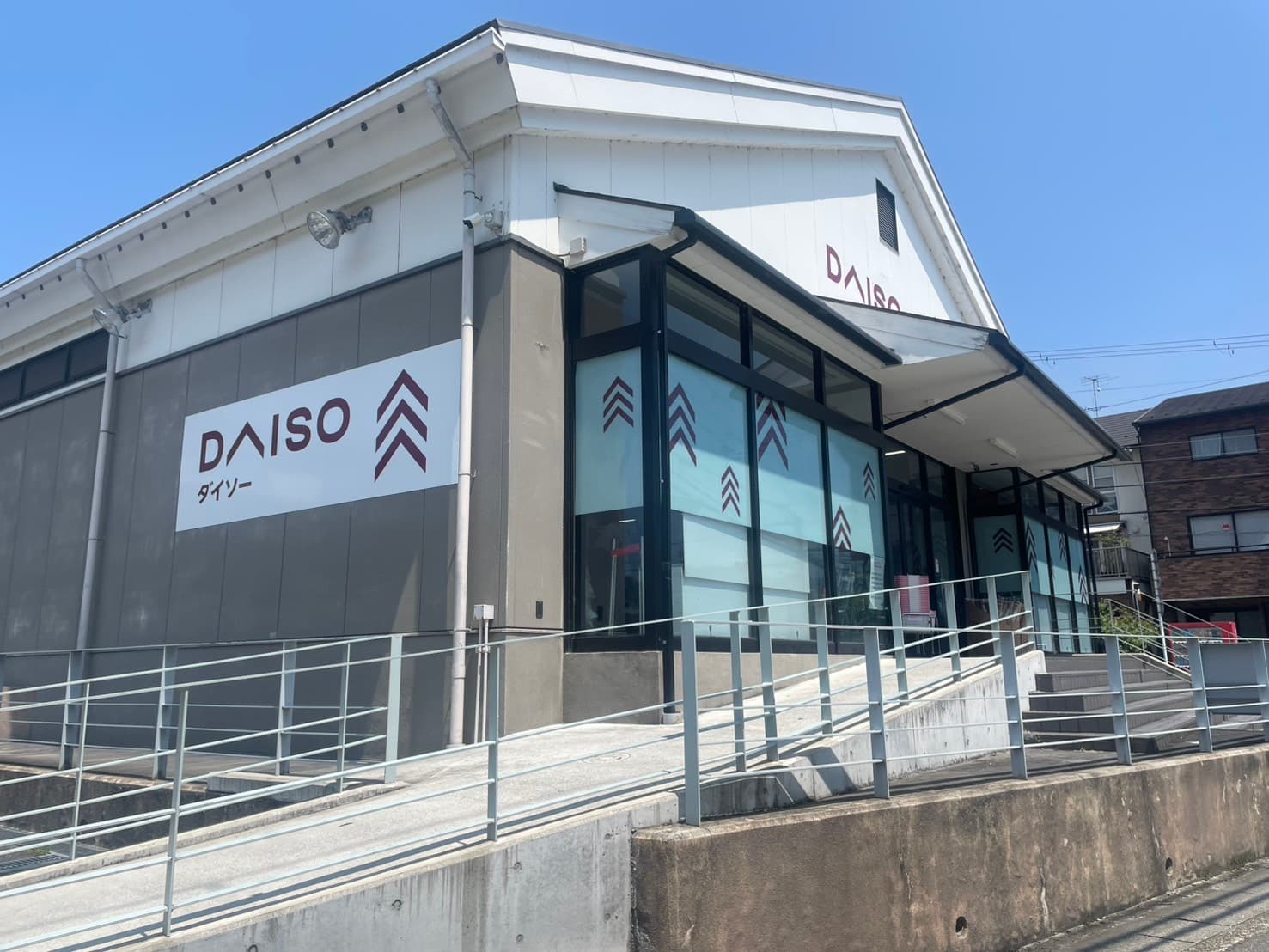 ダイソー 京都岩倉店の外観。左京区岩倉駅近くの地域密着型店舗