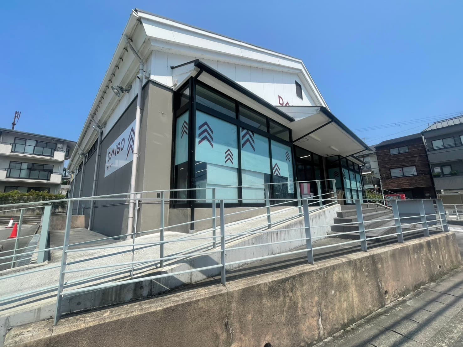 ダイソー 京都岩倉店の外観。左京区岩倉駅近くの地域密着型店舗