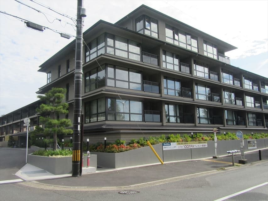ブリリア京都松ヶ崎の全体外観。和の趣を感じさせる落ち着いたデザインの地上5階建てマンション。