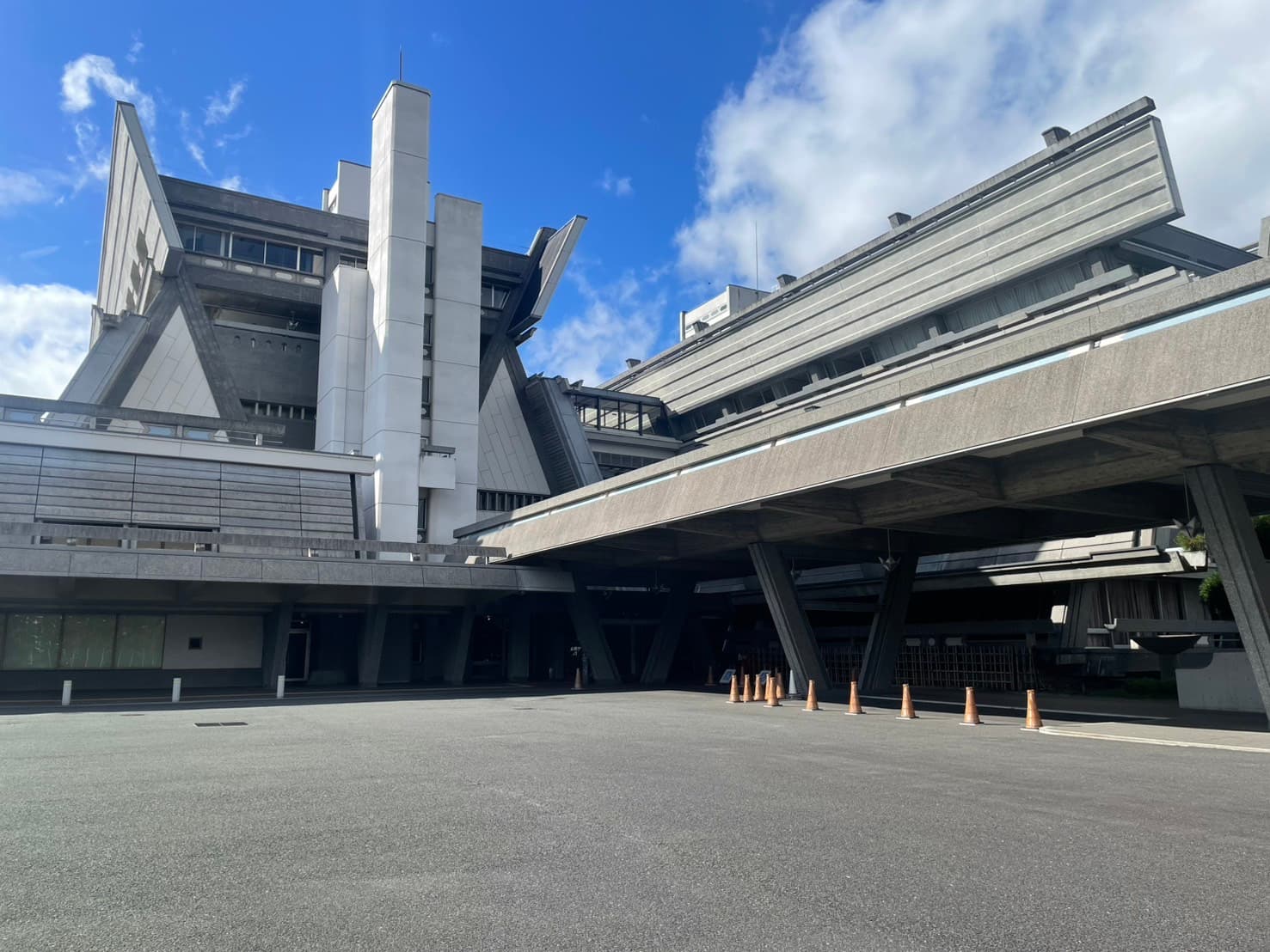 国立京都国際会館の外観。宝ヶ池の緑に囲まれた、開放的なデザインの会議施設