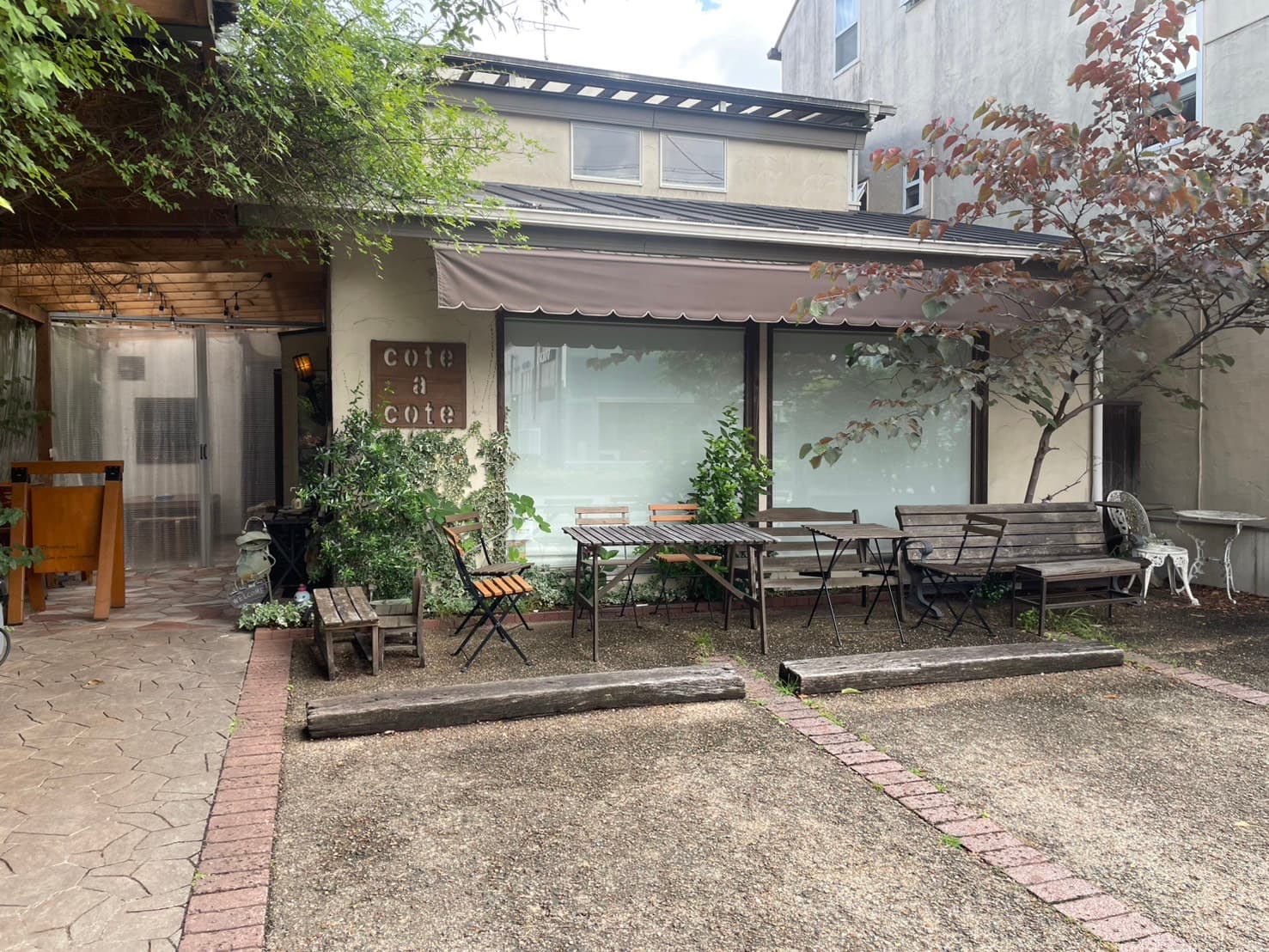 京都市左京区にある温かい雰囲気のベーカリーカフェ「cote a cote」の外観