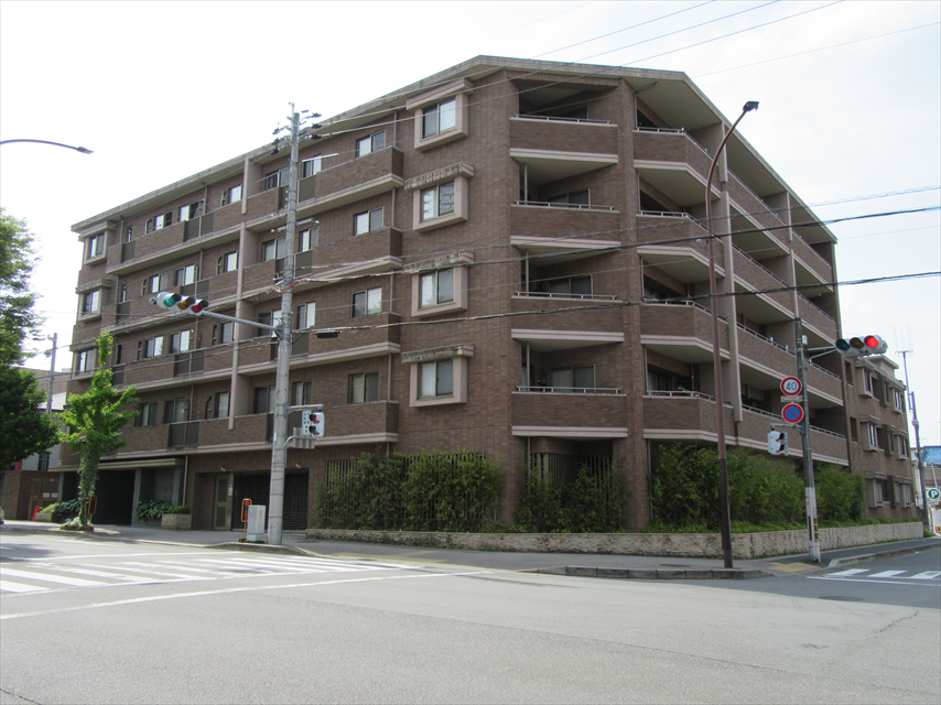 グランブルー北山通の外観