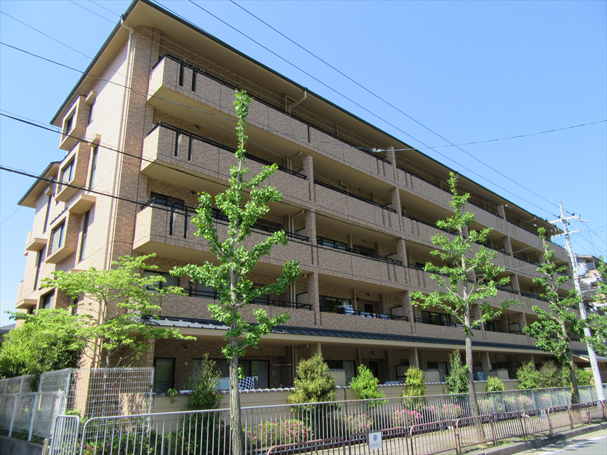 ロイヤルアーク宝ヶ池公園の外観