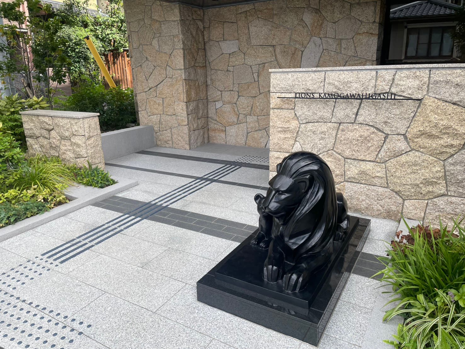 ライオンズ鴨川東の外観