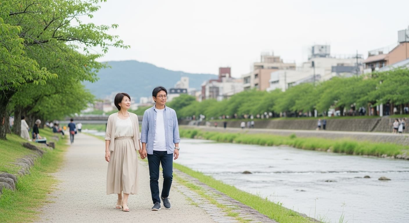 夏の鴨川沿いで穏やかな時間を過ごす50代夫婦の様子