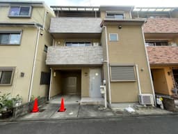 【左京区一乗寺西水干町｜中古一戸建て】2020年5月改装済・室内大変綺麗・大型車も駐車可能なカースペースの画像