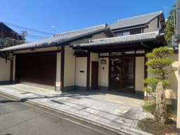 左京区下鴨膳部町 中古戸建|南向き・陽当り良好・広々とした庭・池のある贅沢な住まいの画像